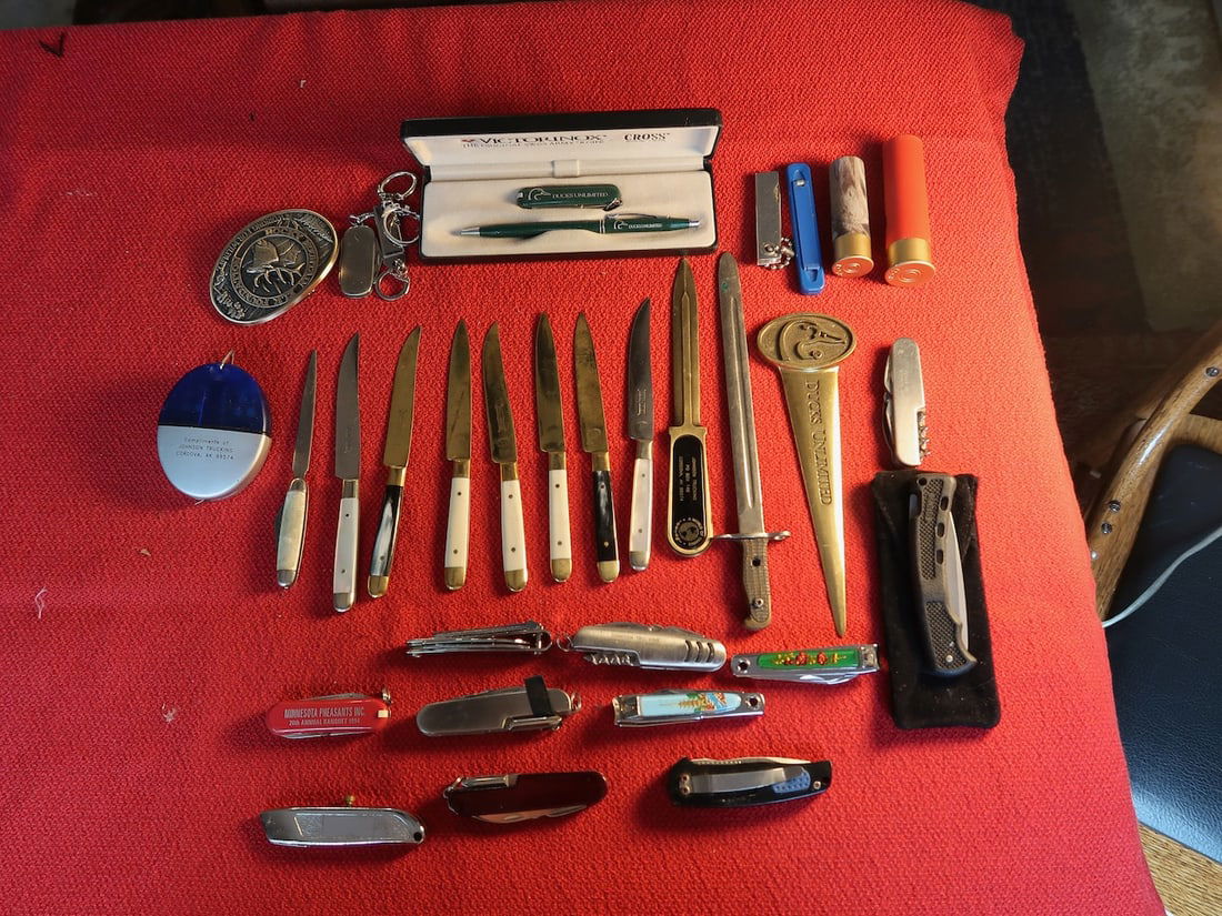 Lot of Miscellaneous Pocket Knives, Letter Openers, and Novelty Pieces (1 of 4)