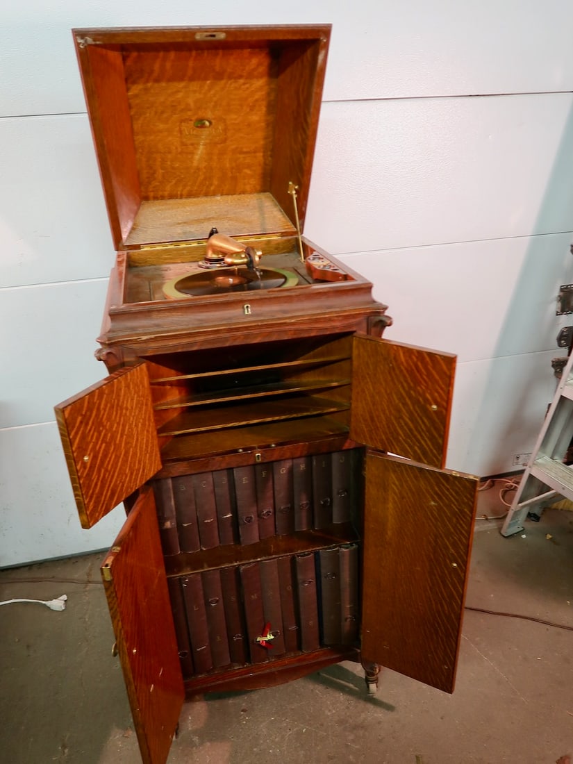 Quartersawn Oak Victor VV-XVI Victrola: 49' Tall X 24" Deep X 23" Wide- Plays Very Nice- comes with Manuals & Records