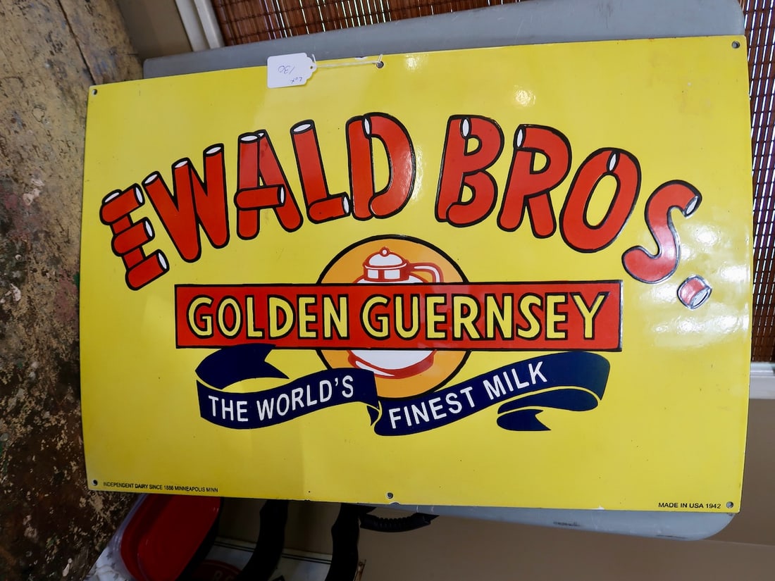 Porcelain Ewald Bros. Golden Guernsey World Finest Milk (1 of 4)
