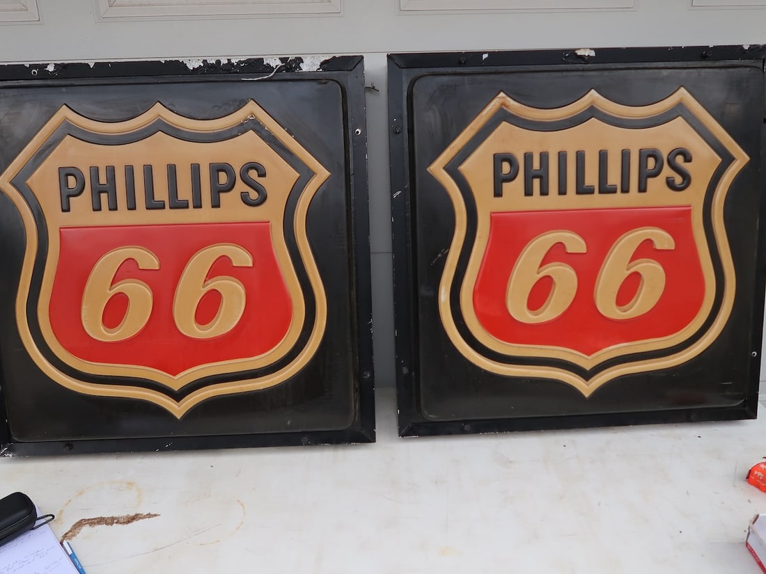 2 Phillips 66 Plastic and Metal Lite Up Signs (1 of 4)