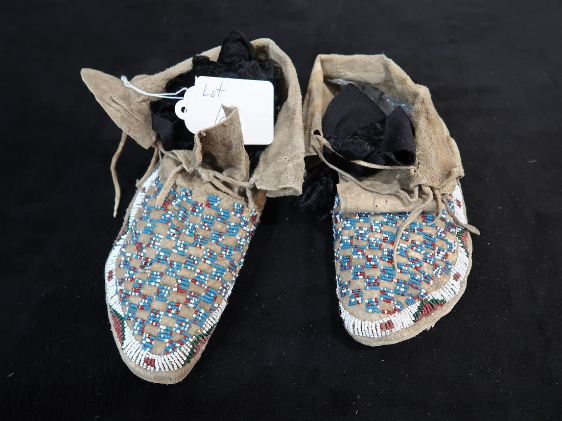 Vintage Native American Pair of Beaded Moccasins (1 of 3)
