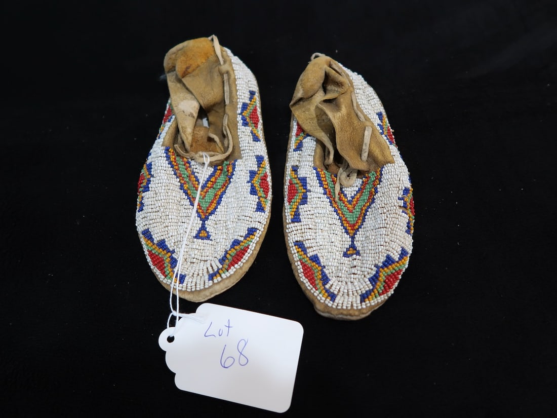 Vintage Pair Of  Native American Child's Beaded Moccasins (1 of 4)