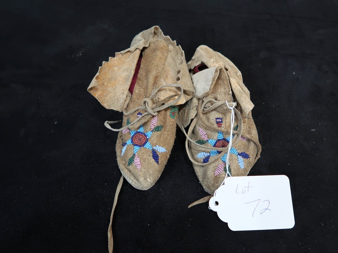 Vintage Pair Of  Native American Child's Beaded Moccasins (1 of 4)