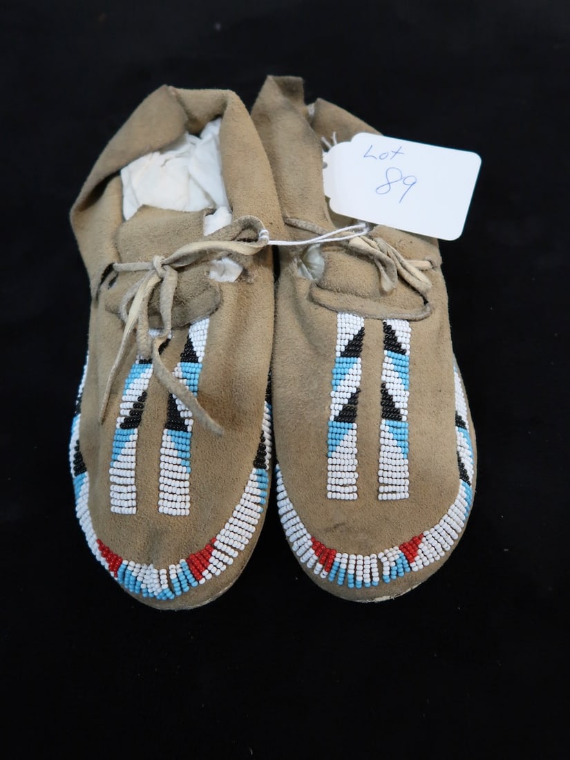 Vintage Native American Pair of Beaded Moccasins (1 of 4)