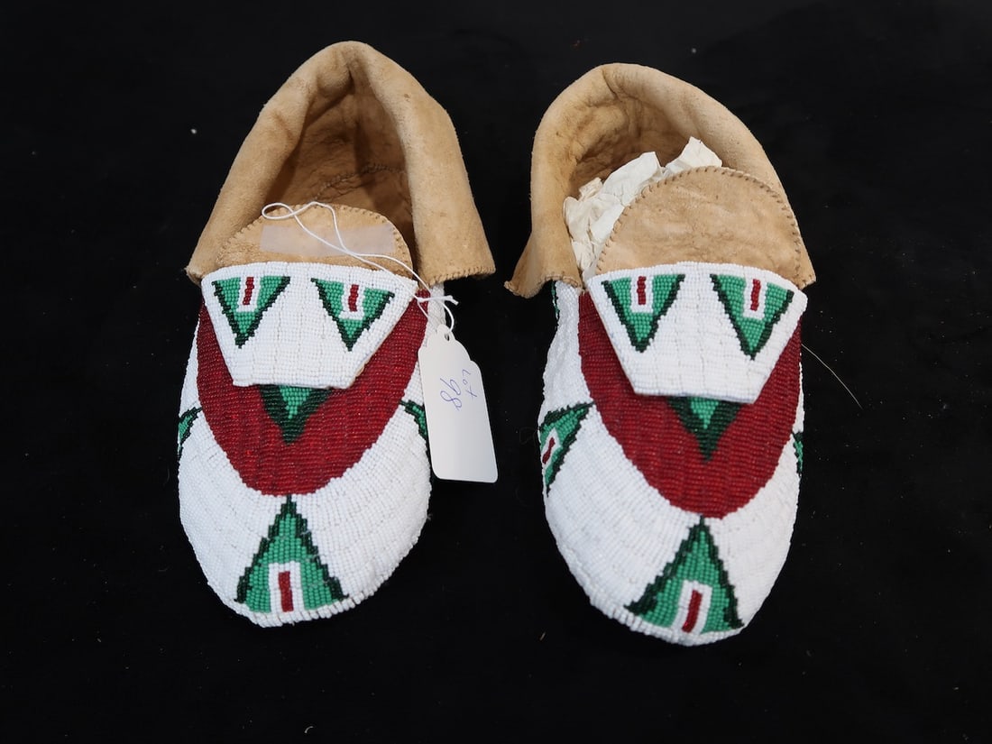 Vintage Pair of Native American Beaded Moccasins (1 of 5)