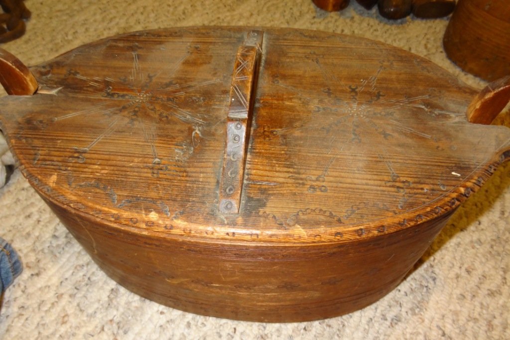 Natural Pine Tina Box: 16" Long X 8" Tall X 9" Wide- Good Condition