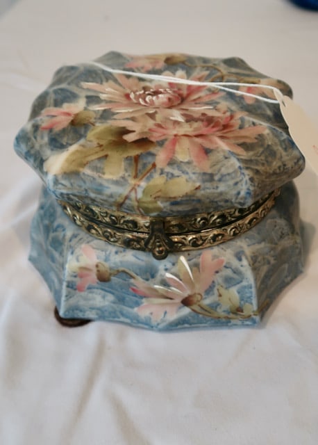 Large Signed Kelva Dresser Box w/ Original Interior: 3.5" T x 6" W