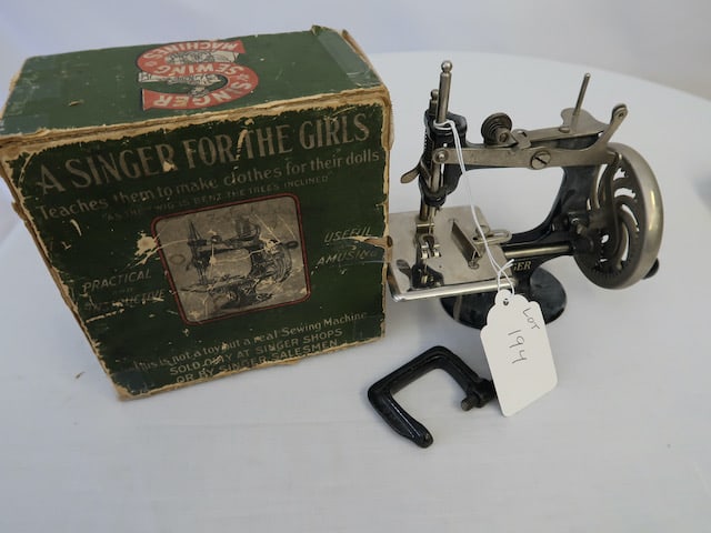 Miniature Singer Sewing Machine in Original Box (1 of 3)