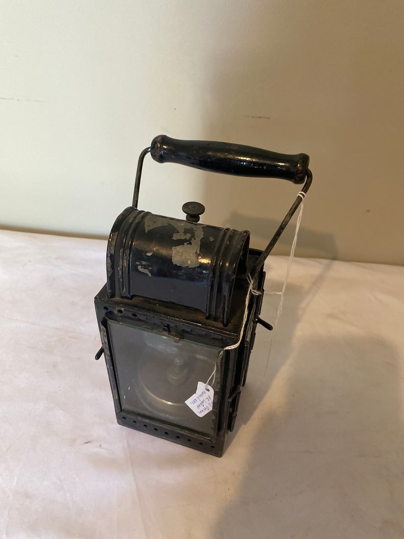 World war 2 German rr lantern marked nazi: Antique black metal lantern featuring a sturdy handle and authentic aged patina. Perfect for collectors of vintage lighting or those seeking a unique decorative piece for rustic settings.Brand: Unbran