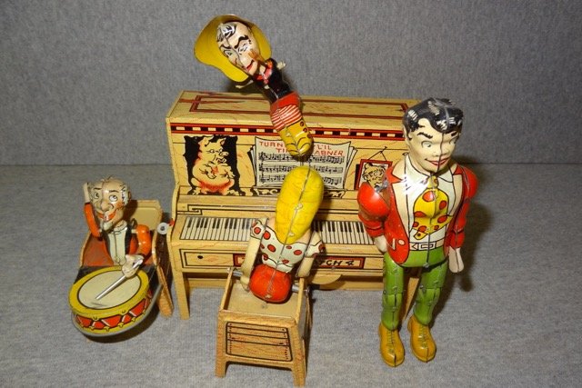 Lil Abner Band: 10" Long X 8 "High X 6" Deep -Grandma Missing Arms
