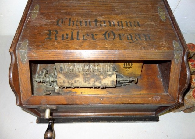 Chantaugua Roller Organ in Oak Case (1 of 4)