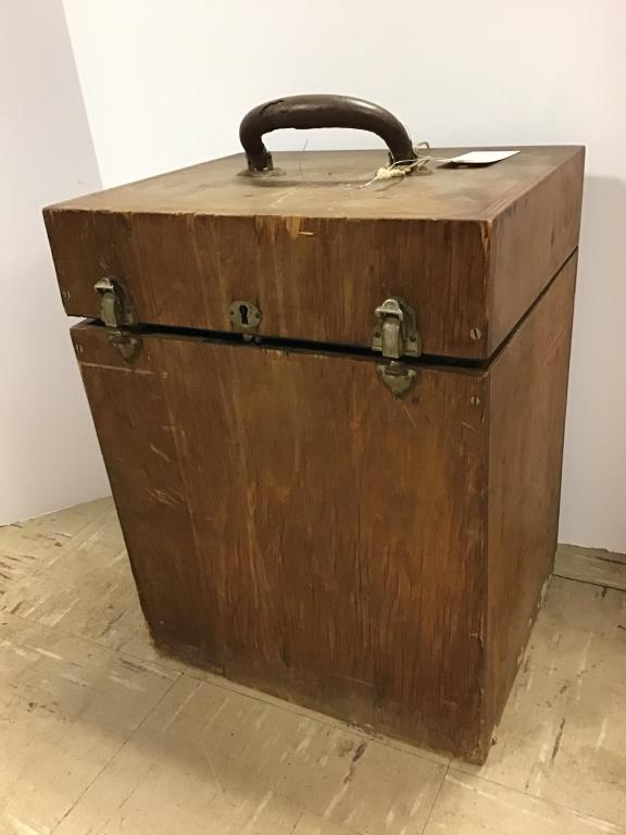 Agfa Movector Super 16 Movie Projector: Film projector marked on side as "Agfa Movector Super 16" stored in wood lock box which measures About 15 inches high by 11 1/2 inches wide by 9 1/2 inches deep. Used condition, working order not conf