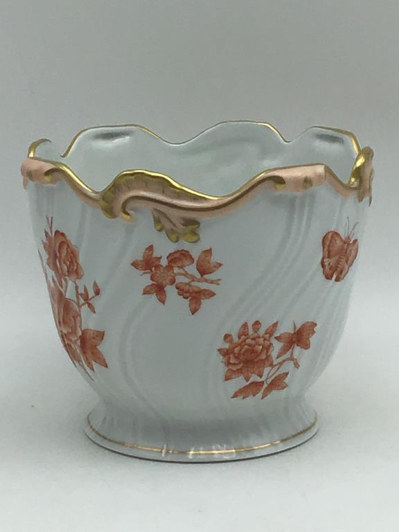 Herend Chinese Bouquet Rust Cachepot: Porcelain cachepot by Herend, Hungary in Chinese Bouquet Rust pattern with gold and pink trim. Maker mark on bottom and numbered. Good condition. Measures about 6" high by 7.5" wide.