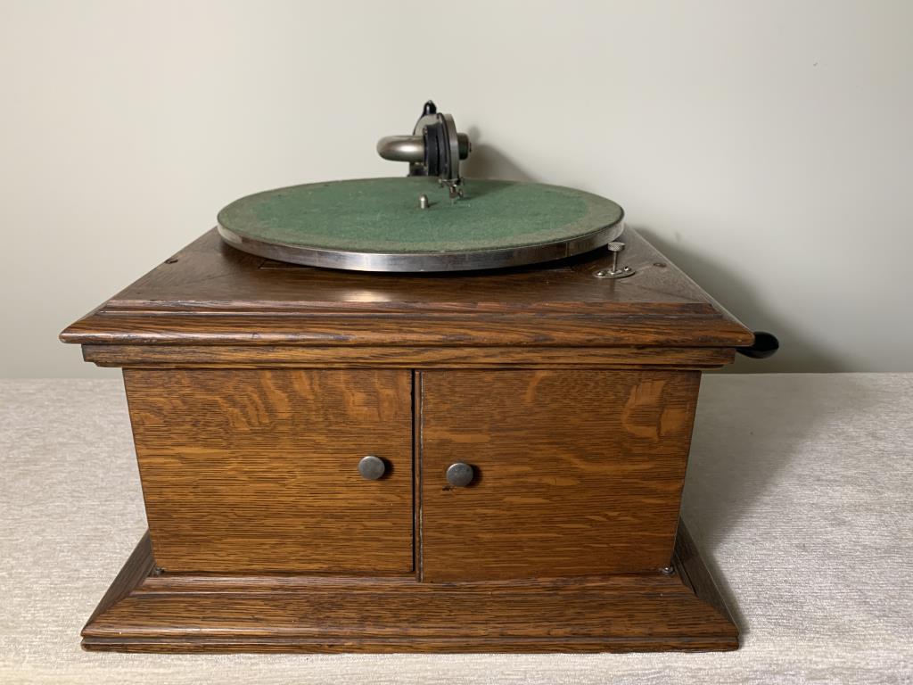 Victor VV-VI Disc Talking Machine: Nice Cabinet/Internal Horn SN#350212, Table model.