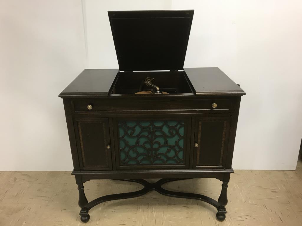 Edison Diamond Disc Style 19 Console Disc Player: With "Laboratory Model" Medallion. Rare 10 inch/12 inch dual sized disc player Circa 1916. Cabinet #18571, W & MC 33, #SE5610, plays well, with working mute, stylus raising arm and shut off levers. Tw