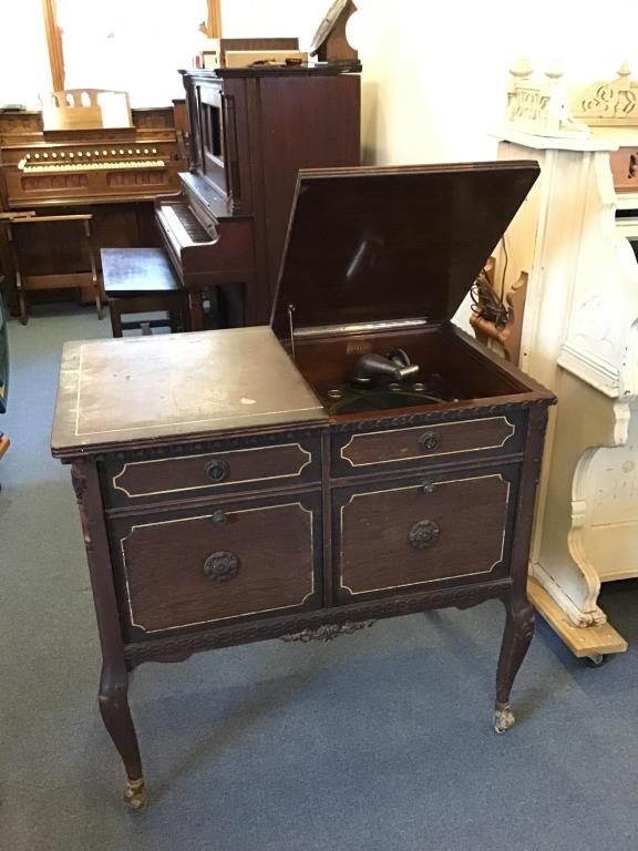Strand Phonograph: Working, case as is This item is NOT at Tom Hall Auction gallery. Due to size and logistics this item willremain at Musical Memories Museum located at 1010 Jefferson Ave., Allentown Pennsylvania 18103