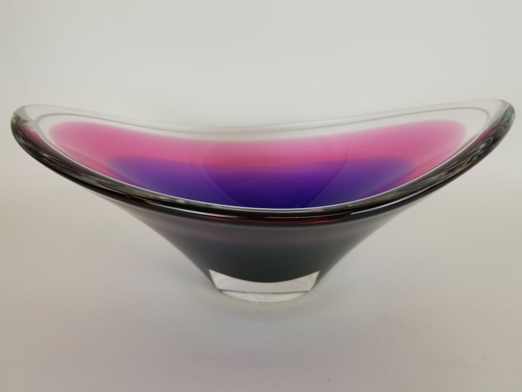 Flygsfors Coquille modern art glass bowl: Pink and purple Flygsfors Coquille modern art glass bowl, by Paul Kedelv, signed 1959. Measures 13 inches x 8 inches x 5 inches. Some scratches on the bottom.