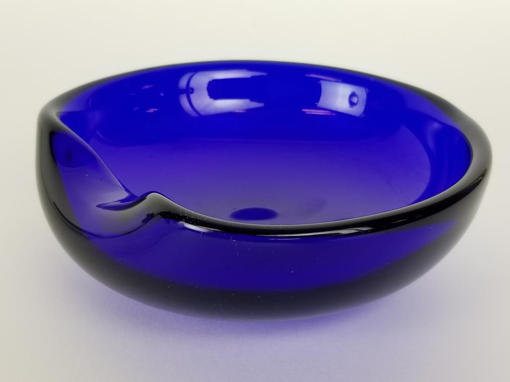 Elsa Peretti Thumbprint bowl for Tiffany: Elsa Peretti cobalt art glass Thumbprint bowl. Made to be sold by Tiffany. Signed on the bottom. Measures 5 inches in diameter x 1.5 inches tall.