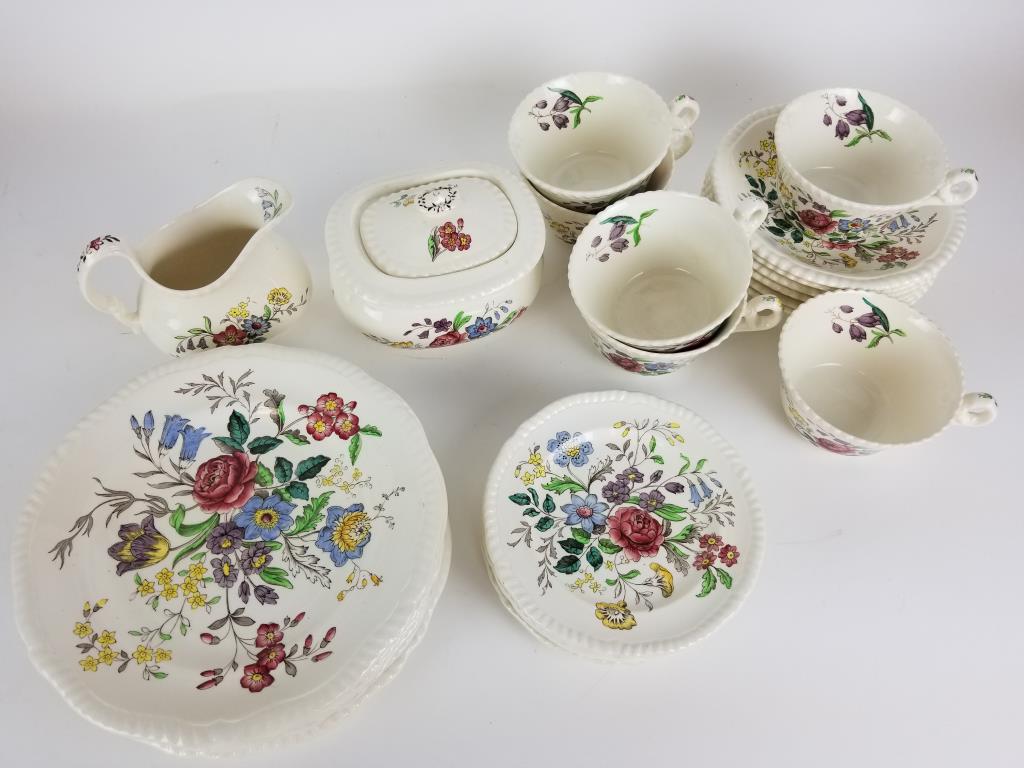 Copeland Spode Romney Tea Lunch set: Tea/lunch set for 6. Six each 7.5 inch lunch plates, 5.5 inch bread/butter plates, tea cups and saucers, plus covered sugar and creamer. 27 pieces all together. Romney pattern.