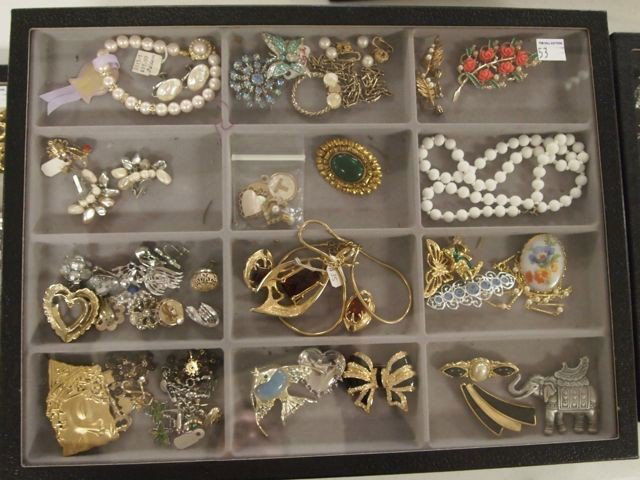 Costume Jewelry Lot: Approx. 25 vintage items, incl figural pins, earrings, Monet, JJ.