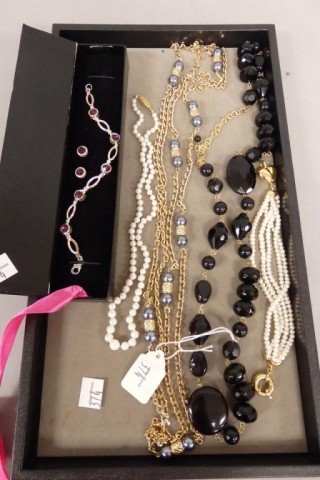 Costume Jewelry lot: Costume Jewelry including bracelets, earrings, beads, etc