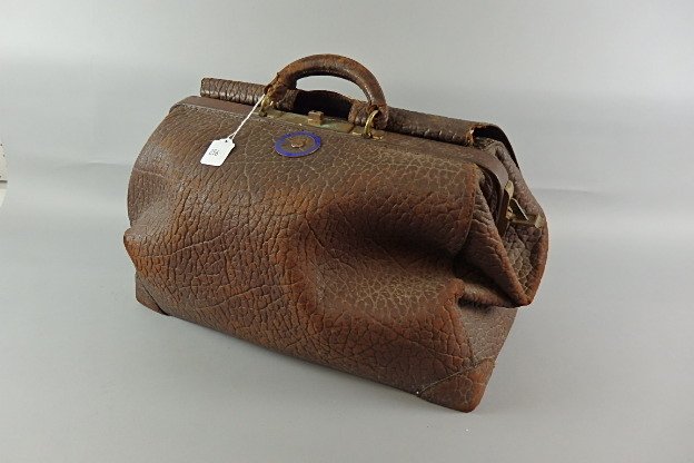 Early leather bag with badge (1 of 6)