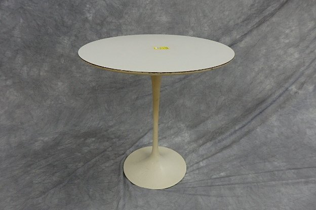 Knoll Saarinen Tulip side table (1 of 4)