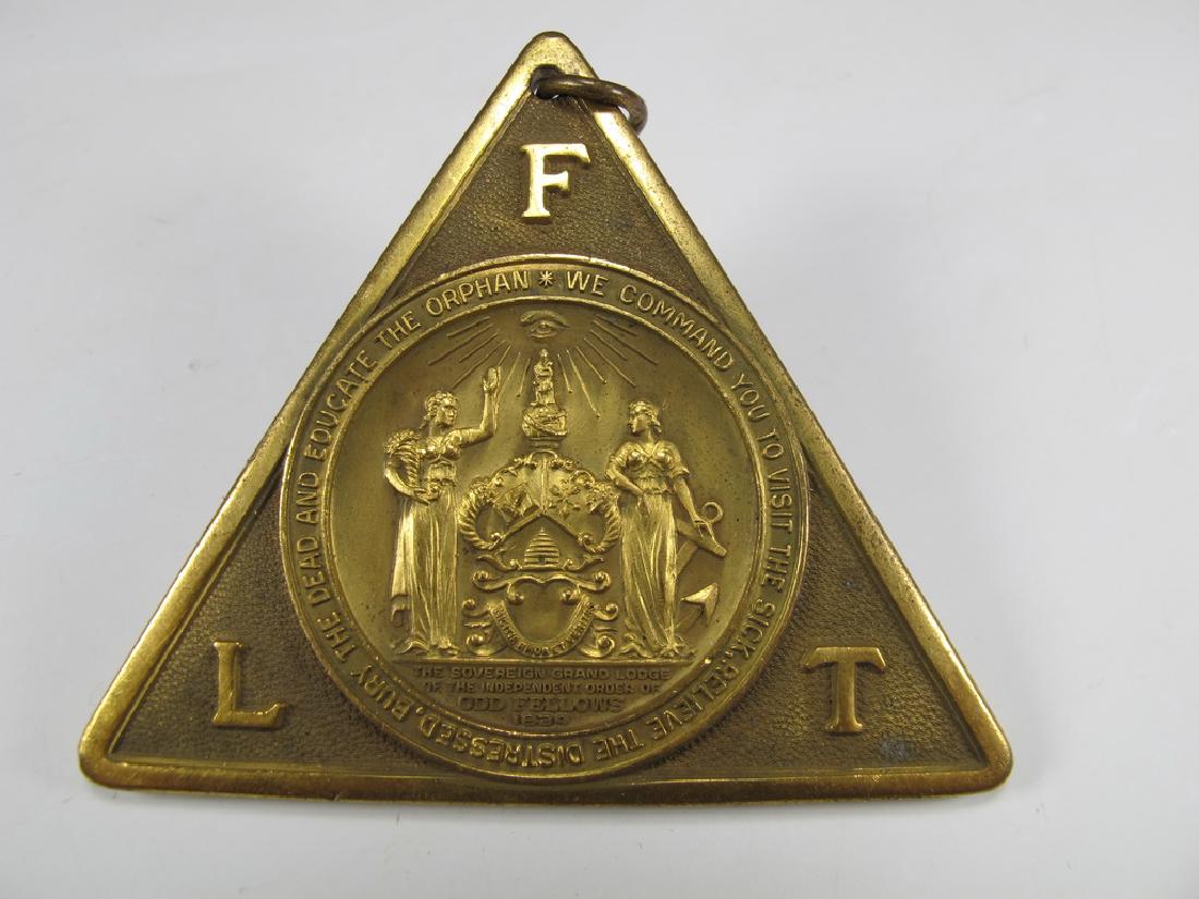 Antique bronze Masonic collar jewel: Antique bronze Masonic collar jewel. "œThe Sovereign Grand Lodge of the Independent Order of Odd Fellows 1834" is read in the medal. 2 1/8" H x 2 1/2" W. Shipping in USA or International please conta