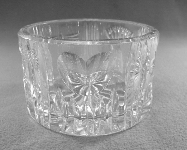 Waterford crystal vase: Waterford crystal vase. 3 1/8" high x 5 1/4" diameter. Shipping in USA is $ 35.00. International bidders ask before bid.