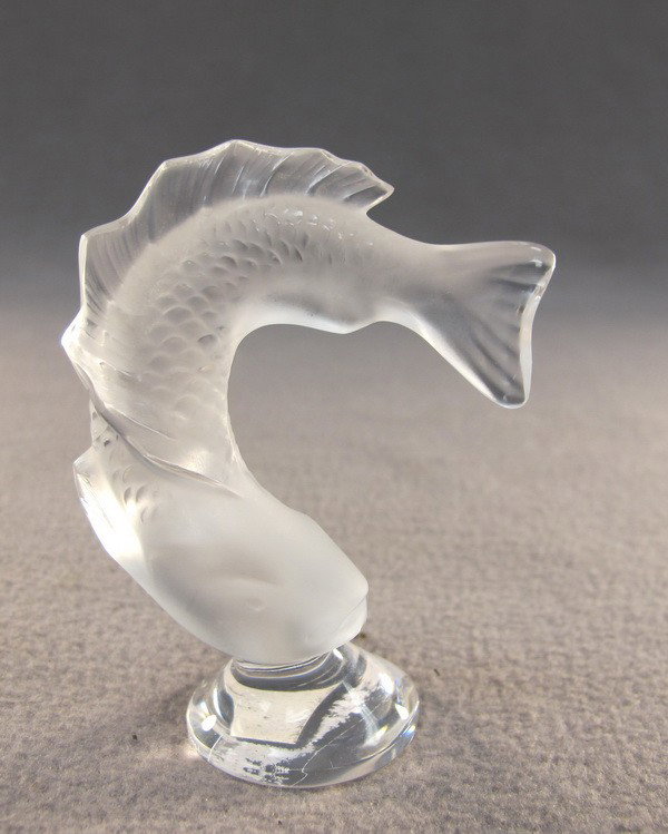 Lalique molded fish: Lalique molded fish, signed. 3 1/8" high. Shipping in USA is $ 20.00. International bidders ask before bid.