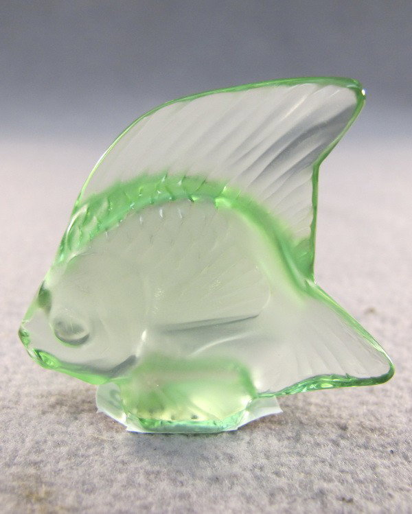 Lalique molded green fish: Lalique molded green fish, signed. 1 7/8" high. Shipping in USA is $ 20.00. International bidders ask before bid.