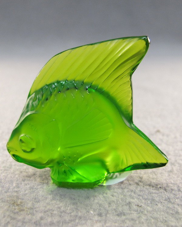 Lalique molded green fish: Lalique molded green fish, signed. 1 7/8" high. Shipping in USA is $ 20.00. International bidders ask before bid.
