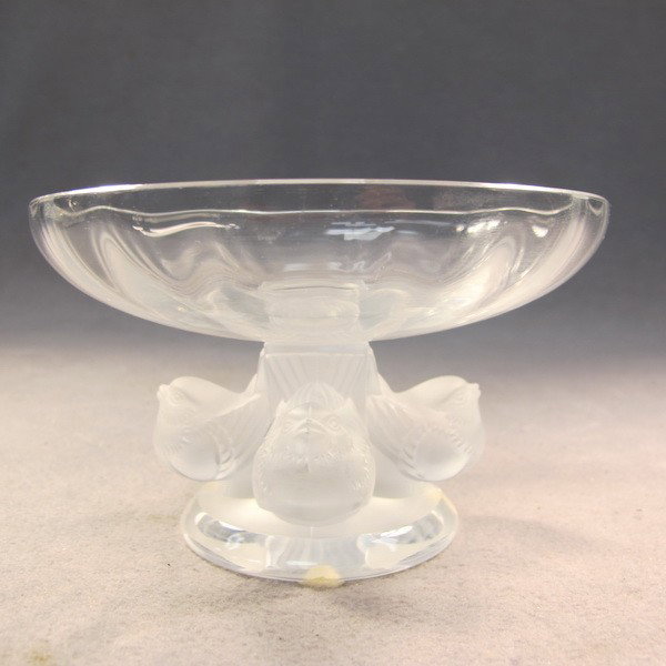 Art deco Lalique birds centerpiece: Art deco Lalique birds centerpiece. 3 1/2" H x 5 1/2" diameter. Shipping in USA is $ 25.00.