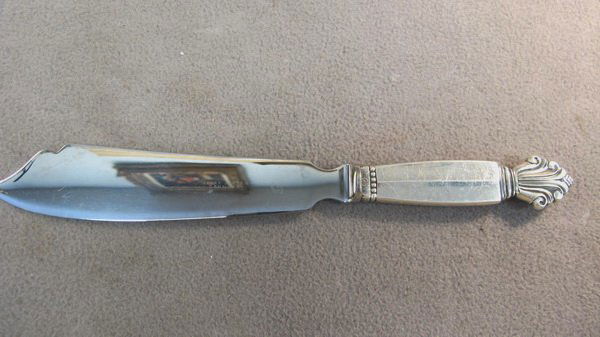 Georg Jensen Acanthus sterling ice cream slice: Georg Jensen Acanthus pattern sterling ice cream slice, design by Johan Rohde, 1945. 10 3/8" long. Shipping in USA is $ 20.00. International bidders ask before bid.