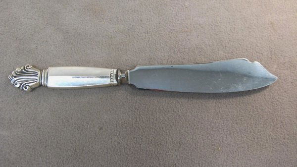 Georg Jensen Acanthus sterling ice cream slice: Georg Jensen Acanthus pattern sterling ice cream slice, design by Johan Rohde, 1933. 10 3/8" long. Shipping in USA is $ 20.00. International bidders ask before bid.