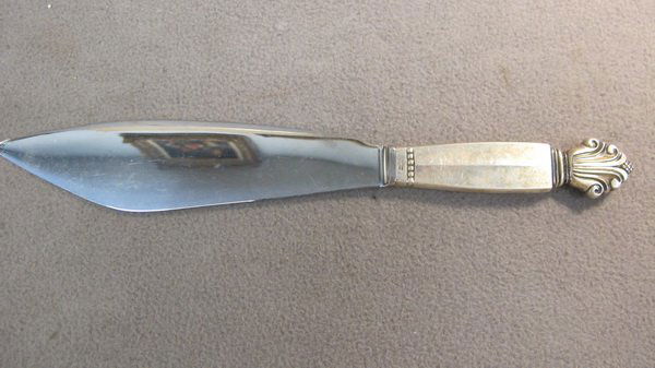 Georg Jensen Acanthus sterling cake knife: Georg Jensen Acanthus pattern sterling cake knife, design by Johan Rohde, 1915. 10 3/8" long. Shipping in USA is $ 20.00. International bidders ask before bid.