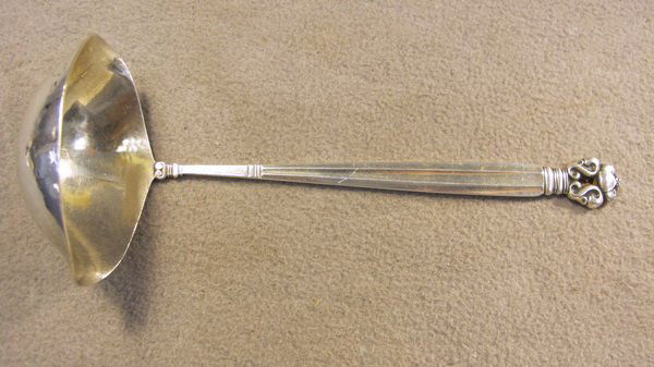 Georg Jensen Acorn pattern sterling gravy ladle: Georg Jensen Acorn pattern sterling gravy ladle, 1915, design by Johan Rohde. Weight: 86 grams or 2.76 oz Troy. 7 1/2" long. Shipping in USA is $ 20.00. International bidders ask before bid.