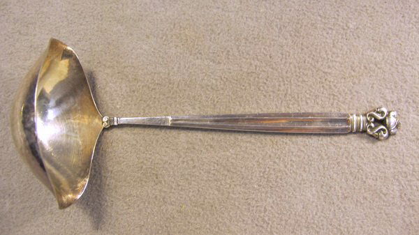Georg Jensen Acorn pattern sterling gravy ladle: Georg Jensen Acorn pattern sterling gravy ladle, 1915, design by Johan Rohde. Weight: 80 grams or 2.57 oz Troy. 7 3/4" long. Shipping in USA is $ 20.00. International bidders ask before bid.