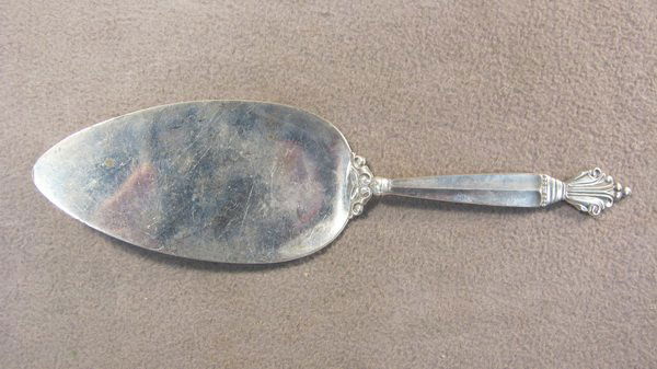 Georg Jensen Acanthus pattern sterling cake knife: Georg Jensen Acanthus pattern sterling cake knife, 1917, design by Johan Rohde. Weight: 68 grams or 2.18 oz Troy. 8 3/4" long. Shipping in USA is $ 20.00. International bidders ask before bid.