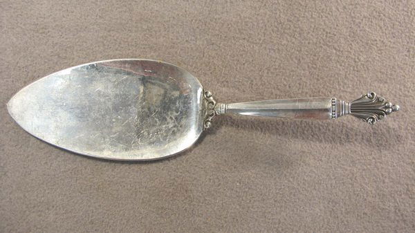 Georg Jensen Acanthus pattern sterling pie server: Georg Jensen Acanthus pattern sterling pie server, 1945, design by Johan Rohde. Weight: 82 grams or 2.63 oz Troy. 8 3/4" long. Shipping in USA is $ 20.00. International bidders ask before bid.