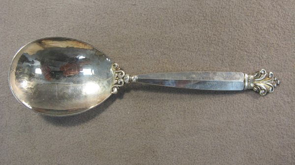 Georg Jensen Acanthus pattern sterling server spoon: Georg Jensen Acanthus pattern sterling server spoon, 1917, design by Johan Rohde. Weight: 132 grams or 4.24 oz Troy. 9 1/2" long. Shipping in USA is $ 20.00. International bidders ask before bid.