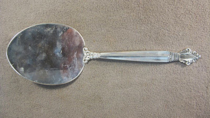 Georg Jensen Acanthus pattern sterling pastry serve: Georg Jensen Acanthus pattern sterling pastry server, 1917, design by Johan Rohde. Weight: 118 grams or 3.80 oz Troy. 9 7/8" long. Shipping in USA is $ 20.00. International bidders ask before bid.