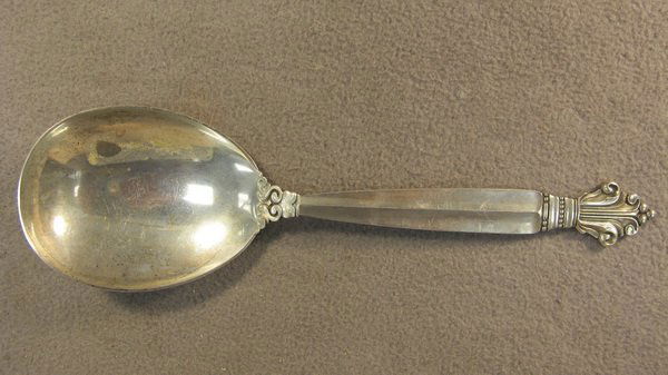 Georg Jensen Acanthus pattern server spoon: Georg Jensen Acanthus pattern sterling server spoon, 1917, design by Johan Rohde. Weight: 102 grams or 3.28 oz Troy. 8 7/8" long. Shipping in USA is $ 20.00. International bidders ask before bid.