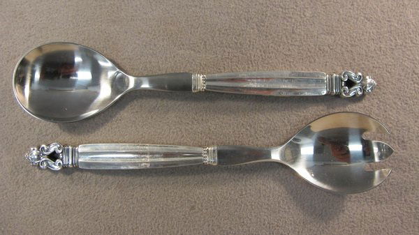 2 Georg Jensen Acorn pattern server spoon/fork: 2 Georg Jensen Acorn pattern sterling server spoon/fork, 1945, design by Johan Rohde. 9 3/8" long. Shipping in USA is $ 25.00. International bidders ask before bid.