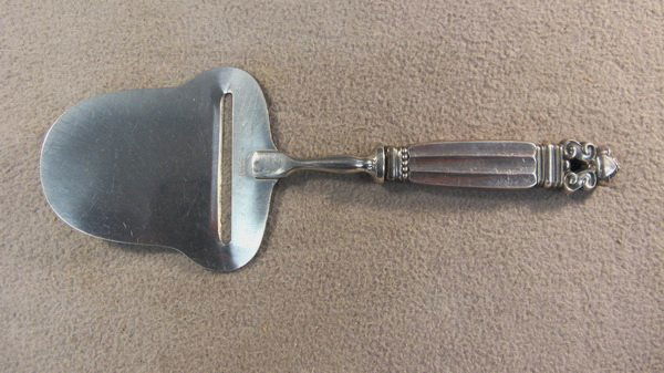 Georg Jensen Acorn pattern chese slicer: Georg Jensen Acorn pattern sterling chese slicer, 1915, design by Johan Rohde. 8 5/16" long. Shipping in USA is $ 20.00. International bidders ask before bid.