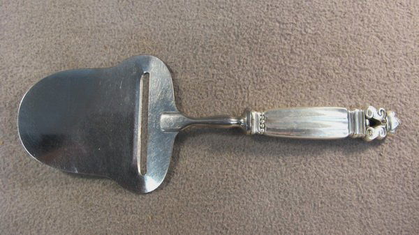 Georg Jensen Acorn pattern chese slicer: Georg Jensen Acorn pattern sterling chese slicer, 1915, design by Johan Rohde. 8 5/16" long. Shipping in USA is $ 20.00. International bidders ask before bid.