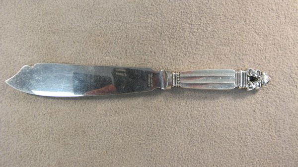 Georg Jensen Acorn pattern cake knife: Georg Jensen Acorn pattern sterling cake knife, 1915, design by Johan Rohde. 8 7/8" long. Shipping in USA is $ 20.00. International bidders ask before bid.