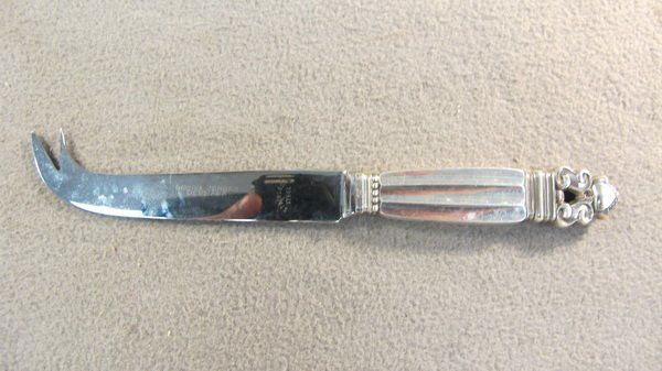 Georg Jensen Acorn pattern chese knife: Georg Jensen Acorn pattern sterling chese knife, 1945, design by Johan Rohde. 7 1/2" long. Shipping in USA is $ 20.00. International bidders ask before bid.