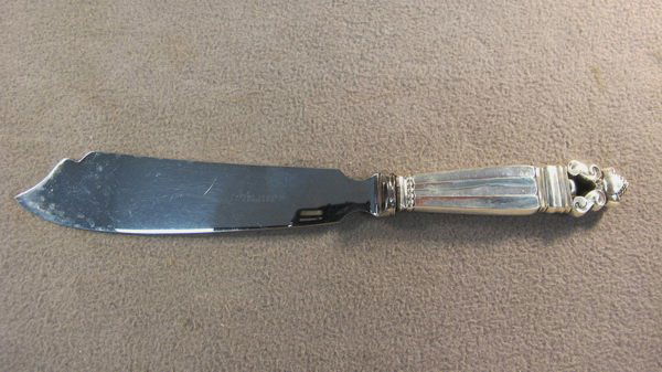 Georg Jensen Acorn pattern cake knife: Georg Jensen Acorn pattern sterling cake knife, 1945, design by Johan Rohde. 10 1/2" long. Shipping in USA is $ 20.00. International bidders ask before bid.