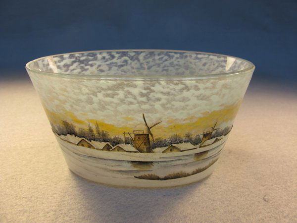 Daum Nancy painted glass vase: Daum Nancy painted glass vase, signed. 3 1/4" H x 6 1/8" W. Shipping in USA is $ 30.00. International bidders ask for shipping before bid.